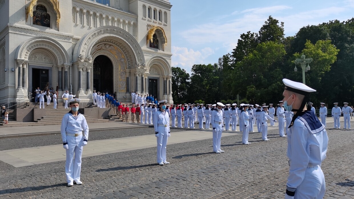 Морской парад кронштадт. Храм морского флота в Кронштадте. Военно-морской храм в Кронштадте. Главный храм ВМФ Кронштадт. Храм военных моряков в Кронштадте.